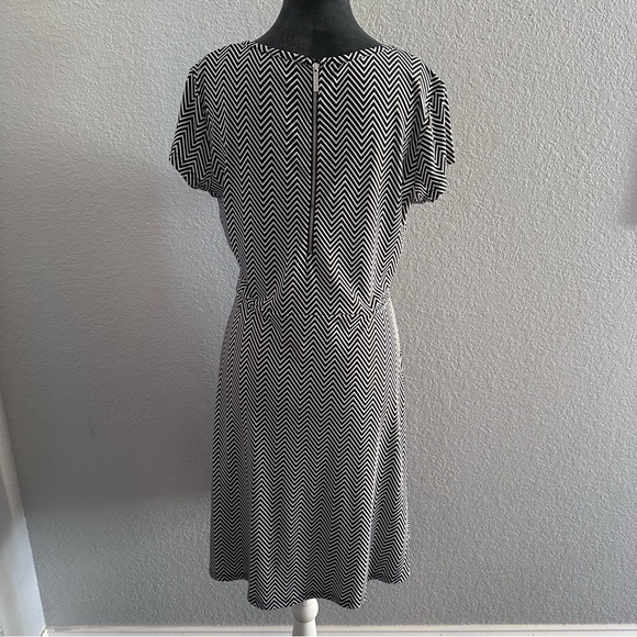 Michael Michael Kors Black White Chevron Fit & Flare Midi Dress Size Medium - Picture 3 of 9